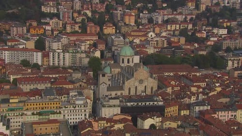 Zoom-In-Luftaufnahme der Kathedrale von Santa Maria Assunta