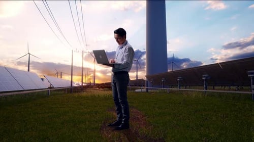 Asiatische Männer benutzen Laptop auf Energy Farm