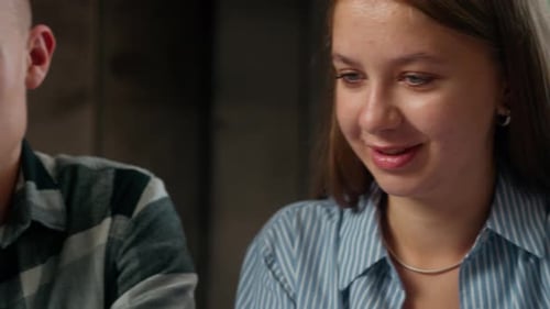 Gros plan animé de quatre élèves caucasiens, amis, adolescents, parlant à l'intérieur, leçon de classe