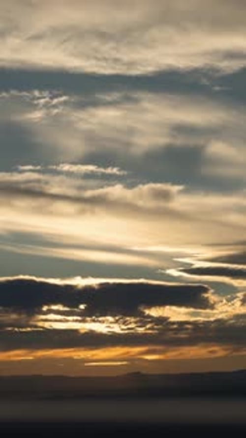 Spektakulärer Sonnenuntergang mit Wolken, vertikales Zeitraffervideo