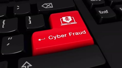 Botón de teclado de computadora con movimiento redondo sobre ciberfraude