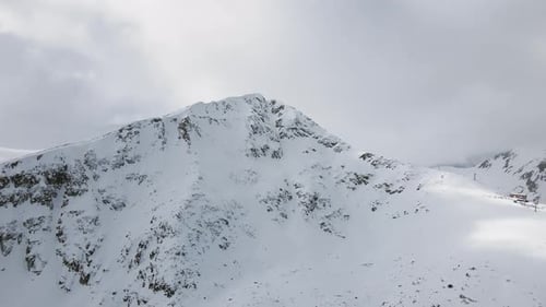 Vue panoramique au ralenti prise par un drone de la remontée mécanique de la station de ski de Bansko, à Pirin, en Bulgarie