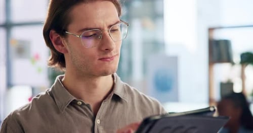 Business, Tablet und Mann im Büro, Brille und kreativ mit Projekt-, Ideen- oder Webseiteninformationen