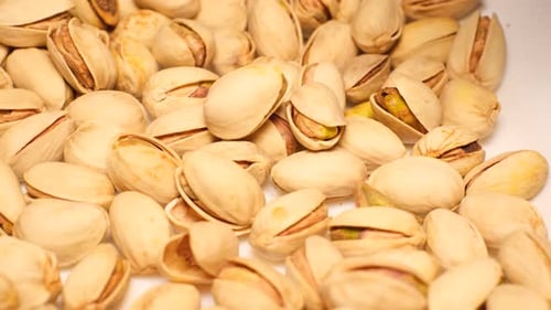 Nahaufnahme im Vollbildmodus mit vielen gerösteten Pistazienfrüchten Healtii Organic Food
