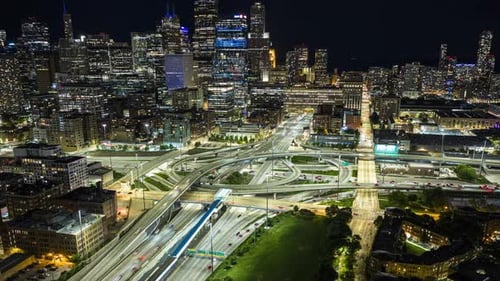 Un hyperlapsus nocturne au-dessus de Chicago mettant en valeur la ligne d'horizon illuminée et la très animée autoroute Eisenhower