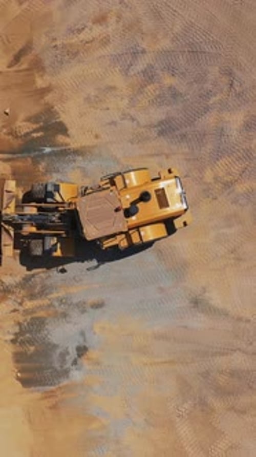 Carretera en construcción. Vista superior de la máquina pesada que trabaja en el sitio de construcción