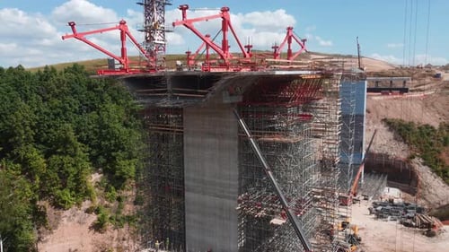 Empresa profesional construye un soporte de puente vial en una cantera