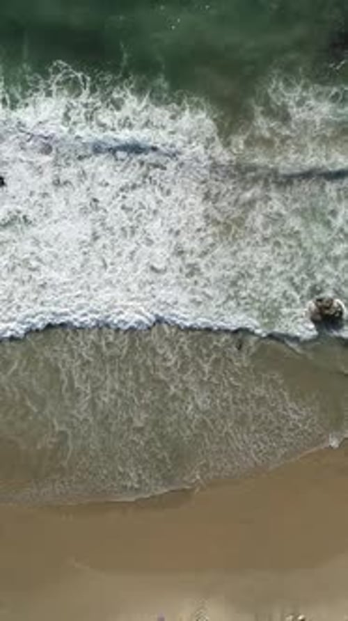 Vídeo vertical de las olas del mar tropical: vista superior