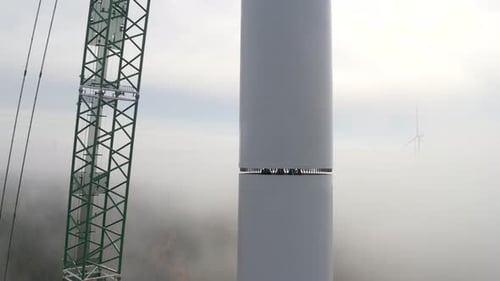 Vue rapprochée de l'assemblage du mât d'une éolienne pendant son processus de construction avec de l'eau lourde