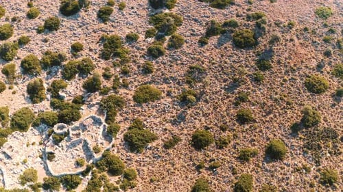 Bela vista de drone da água turquesa do oceano no mar Mediterrâneo com barco à vela durante o pôr do sol