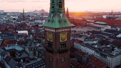 Luftaufnahme des Turms mit großer Uhr 4K