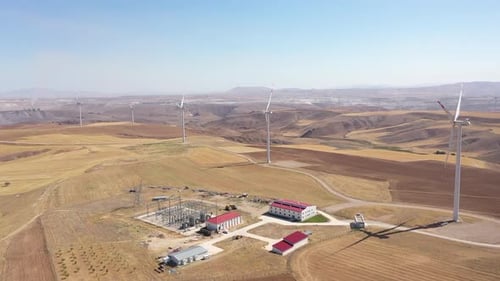 Vista aérea de la turbina eólica y la planta de energía