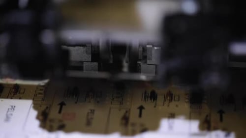 Gros plan de l'assemblage robotique de circuits imprimés grâce à la technologie d'automatisation industrielle