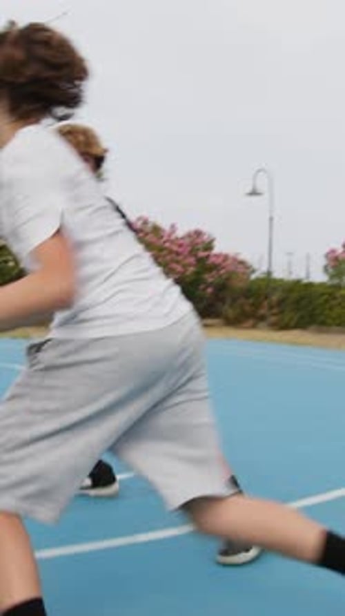 Angriffs- und Verteidigungsübung auf dem Basketballfeld vor dem Spiel