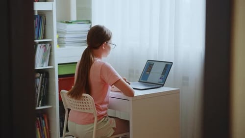 Schulmädchen, das online studiert