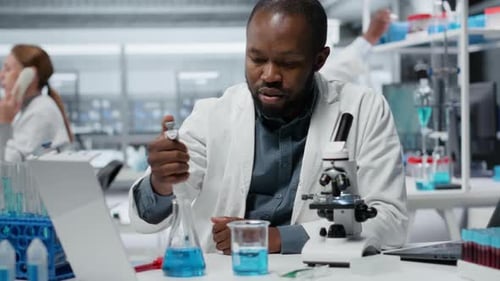 Un expert en développement d'essais pipetant un réactif dans une solution pour l'analyse de la pureté