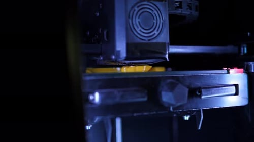 Una impresora 3D que crea una forma geométrica tridimensional