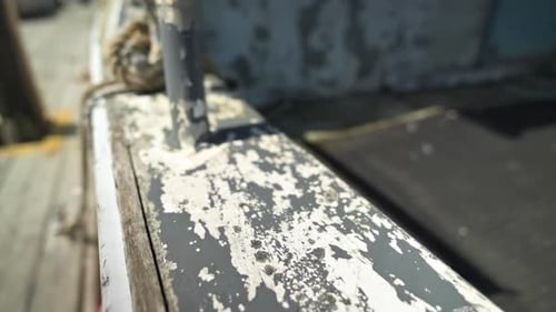 Pintura envejecida, superficie de madera con textura descascarada de barcos viejos, toma de seguimiento, cámara lenta