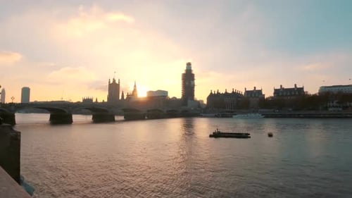 Ponte de Westminster sobre o Rio Tâmisa contra a cidade de Westminster, Londres. Timelapse