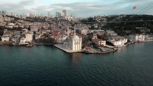 Drohnenaufnahme der Ortaköy-Moschee in Istanbul, Türkei, aus der Vogelperspektive.