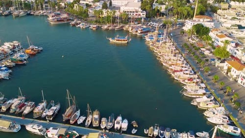 Seeyachten bei Sonnenuntergang im Yachthafen von Bodrum. Yachtszene bei Sonnenuntergang.