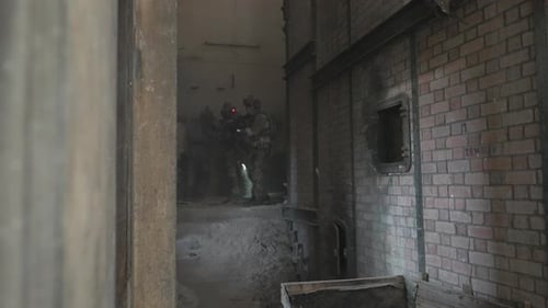 Soldat im Bürgerkrieg, zerstörtes Gebäude.