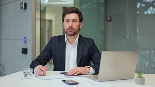 Professionnel d'affaires confiant et souriant dans un environnement de bureau moderne