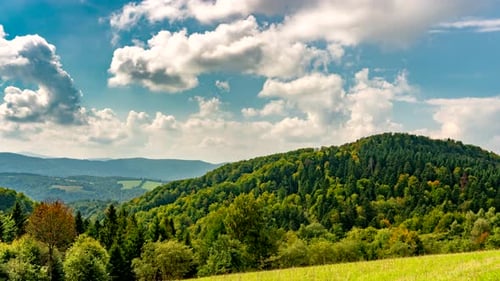 Wolken und Schatten bewegen sich.