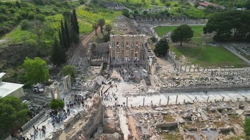 Zone semi-circulaire principale d'Éphèse avec la bibliothèque de Celsus en vue