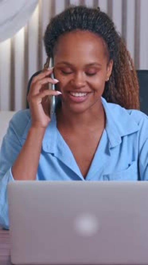 Engagez une conversation tout en travaillant dans un espace de travail lumineux et confortable