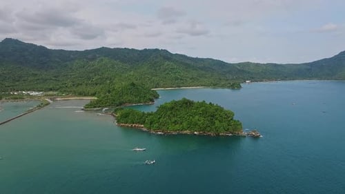 Vista aérea de la pequeña isla con fondo de colina