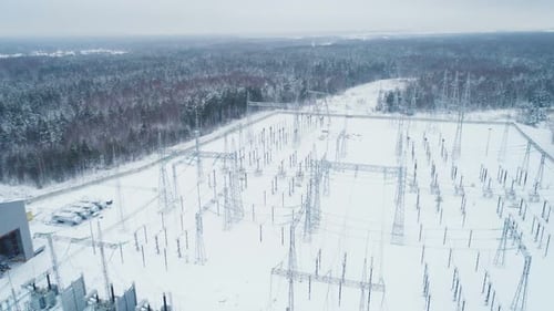Umspannwerk für elektrische Übertragung gegen Wald
