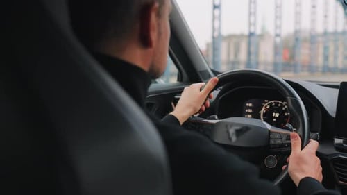 Mann fährt Auto durch die Straßen der Stadt
