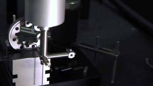 Processus automatisé de fabrication de pièces de machines. Équipement technologique fabriquant des machines de haute précision...