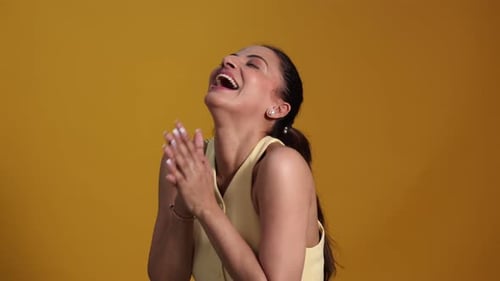 Femme joyeuse exprimant son bonheur dans un cadre lumineux