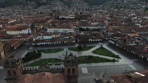 4K-Luftaufnahmen in der Dämmerung der Plaza de Armas in Cusco City, Peru, während der Coronavirus-Quarantäne, l