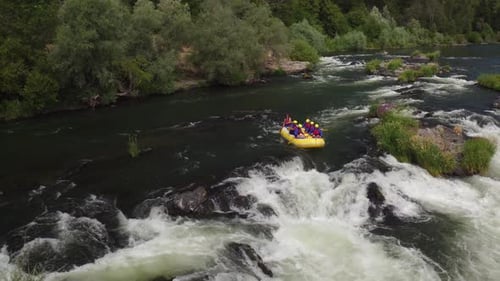 Wildwasser-Rafting-Abenteuer auf dem Rouge River in Oregon im Sommersonnenlicht
