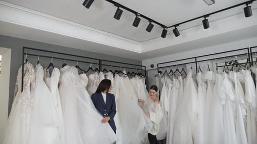 Duas lindas noivas escolhem um lindo vestido de noiva em um salão de casamento
