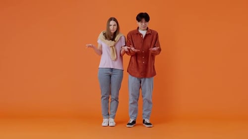 Un couple de femmes européennes et d'hommes asiatiques a l'air surpris