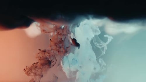 Mouvement d'encre colorée se répandant sous l'eau. - gros plan