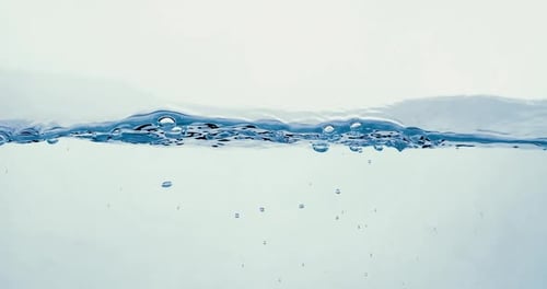 Viele Blasen im Wasser aus nächster Nähe, abstrakte Wasserwelle mit Blasen in Zeitlupe