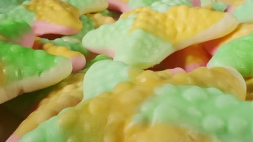 Nahaufnahme bunter Gummibonbons in Form eines Seesterns