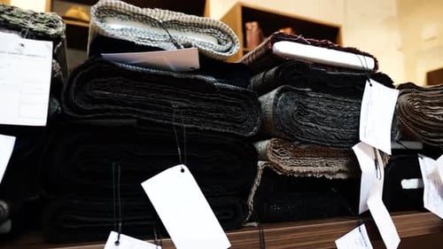 Modische Stoffmuster mit unterschiedlicher Farbe und Textur im Schneideratelier