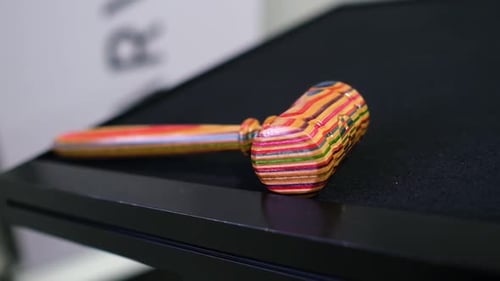 el rollo de cámara enfoca un moderno martillo de subasta sobre la mesa.