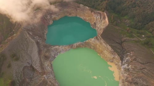 Vista aérea del lago verde y azul con volcán y cráter, Kelimutu, Indonesia.