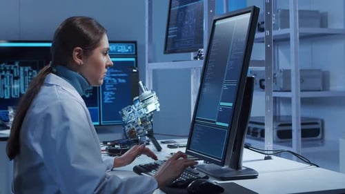 Die Mikroelektronik-Ingenieurin arbeitet in einem modernen wissenschaftlichen Labor an Computersystemen und