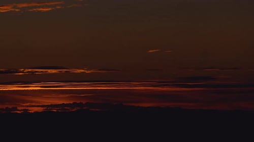 Brillanter goldener Wüstensonnenaufgang mit Wolken, Zeitraffer, Nahaufnahme
