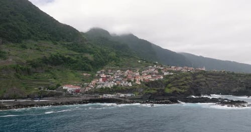 Una hermosa vista aérea de la playa de Seixal, Madeira, Portugal