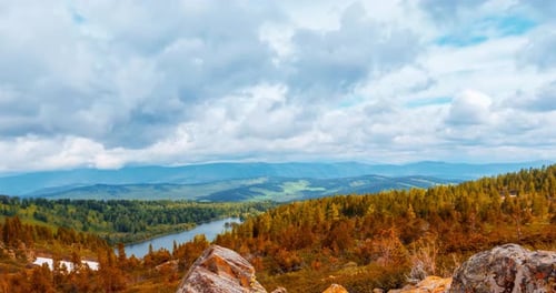 Bergsee im Zeitraffer im Sommer oder Herbst Wilde Natur und ländliches Feld, Wolken, Bewegung