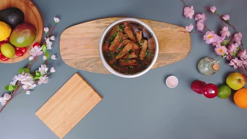 Einen Teller mit gebratenen Croutons öffnen